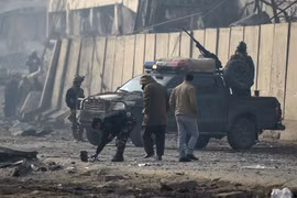 Nhân viên an ninh điều tra tại hiện trường vụ đánh bom ở Kabul ngày 15/1. (Ảnh: AFP/TTXVN) 