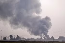 Khói bốc lên từ thị trấn Tal Abyad, Syria sau khi quân đội Thổ Nhĩ Kỳ oanh tạc khu vực này trong chiến dịch chống các tay súng người Kurd, ngày 9/9/2019. (Ảnh: AFP/TTXVN)