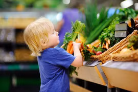 Thức ăn lành mạnh tốt cho sức khỏe và sự phát triển của trẻ nhỏ. (Nguồn: health.harvard.edu)