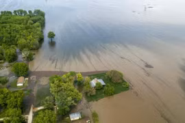 Nước từ sông Mississippi chảy tràn ra các con đường và nhấn chìm các ngôi nhà tại Winfield. (Ảnh: AP)