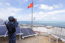 Chiến sỹ đảo Cô Lin, huyện đảo Trường Sa, ngày đêm nâng cao cảnh giác, canh giữ biển trời của Tổ quốc. (Ảnh: Trần Việt/TTXVN)