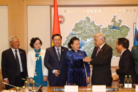 Chủ tịch Quốc hội Nguyễn Thị Kim Ngân gặp Chủ tịch Hội đồng Nhà nước (Quốc hội) Tatarstan, ngài Farid Khayrullovich Mukhametshin. (Ảnh: Trọng Đức/TTXVN)