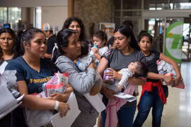 Người nhập cư sau khi được thả khỏi một trung tâm giam giữ tại McAllen, bang Texas, Mỹ ngày 17/6/2018. (Ảnh: AFP/TTXVN)