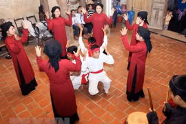 Điệu hát "Mó cá," một trong những điệu hát Xoan được các nam thanh, nữ tú yêu thích.(Ảnh: Nhật Anh/TTXVN)