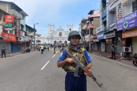 Binh sỹ Sri Lanka gác bên ngoài nhà thờ Thánh Anthony ở thủ đô Colombo ngày 21/4/2019. (Ảnh: THX/TTXVN)