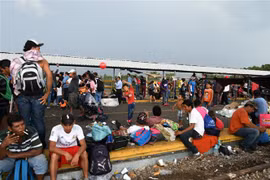 Người di cư Honduras tại khu vực Ciudad Tecun Uman ở biên giới Guatemala-Mexico, trong hành trình tới Mỹ ngày 21/10/2018. (Ảnh: AFP/TTXVN)