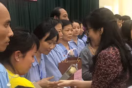 Cô giáo Nguyễn Thị Thu Anh, hiệu trưởng Trường THCS và THPT Nguyễn Tất Thành trao quà cho các đồng nghiệp đang điều trị tại Bệnh viện K Trung ương, cơ sở Tân Triều. (Ảnh: PV/Vietnam+)