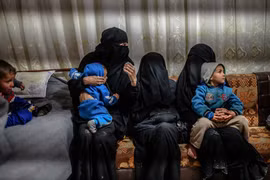 Phụ nữ và trẻ em nước ngoài tại trại tị nạn al-Hol, đông bắc Syria, ngày 17/2/2019, sau khi chạy khỏi khu vực IS chiếm đóng. (Ảnh: TTXVN)