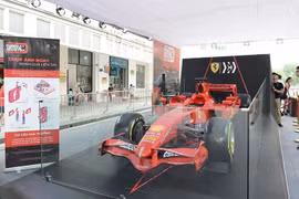 Siêu xe F1 của Ferrari được giới thiệu với người hâm mộ Việt Nam tại phố đi bộ Hồ Gươm ngày 8/6.(Ảnh: PV/Vietnam+)