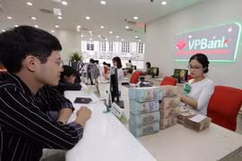 Khách hàng giao dịch tại Hội sở VPBank ở Hà Nội. (Ảnh: Trần Việt/TTXVN)