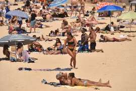 Người dân tránh nóng trên bãi biển ở Sydney, Australia ngày 28/12/2018. (Ảnh: AFP/TTXVN)