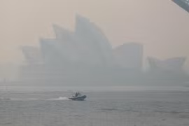 Khói mù ô nhiễm bao phủ dày đặc tại Sydney, Australia, ngày 21/11/2019. (Ảnh: THX/TTXVN)