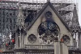 Nhà thờ Đức Bà Paris, Pháp, bị phá hủy một phần sau vụ hỏa hoạn, ngày 15/4/2019. (Ảnh: AFP/TTXVN)