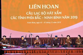 Tiết mục "Giăng sáng vườn chè" do các nghệ sỹ Trung tâm Âm nhạc truyền thống Thăng Long, Hà Nội biểu diễn tại Liên hoan câu lạc bộ hát Xẩm các tỉnh khu vực phía Bắc. (Ảnh: Minh Đức/TTXVN)