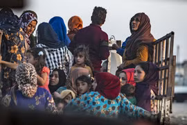 Người dân Syria sơ tán sau khi quân đội Thổ Nhĩ Kỳ oanh kích thị trấn Ras al-Ain, tỉnh Hasakah, giáp giới Thổ Nhĩ Kỳ trong chiến dịch tấn công lực lượng người Kurd tại Đông Bắc Syria, ngày 9/10/2019. (Ảnh: AFP/TTXVN)