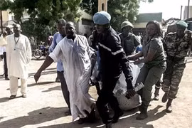 Lực lượng an ninh Cameroon chuyển một nạn nhân vụ tấn công được cho là do phiến quân Boko Haram tiến hành ở thành phố miền Bắc Maroua. (Ảnh: AFP/TTXVN)