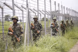 Lực lượng an ninh Ấn Độ tuần tra tại khu vực biên giới Ấn Độ- Pakistan. (Ảnh:AFP/TTXVN)