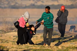 Người biểu tình Palestine bị thương tại Dải Gaza, ngày 19/3/2019. (Ảnh: THX/TTXVN)