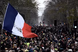 Người dân tham gia biểu tình phản đối kế hoạch cải cách chính sách hưu trí tại Paris, Pháp ngày 17/12/2019. (Ảnh: AFP/TTXVN)