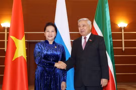 Chủ tịch Hội đồng Nhà nước Tatarstan F.Kh. Mukhametshin và Chủ tịch Quốc hội Nguyễn Thị Kim Ngân. (Ảnh: Trọng Đức/TTXVN)