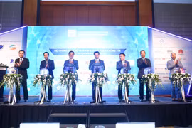 Phó Thủ tướng Vũ Đức Đam và các đại biểu thực hiện nghi thức ra mắt Hệ thống chia sẻ và giám sát an toàn thông tin phục vụ Chính phủ điện tử ngày 29/11/2019. (Ảnh: Minh Quyết/TTXVN)