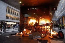 Người biểu tình đốt phá tại lối vào một ga tàu điện ngầm ở Hong Kong, Trung Quốc ngày 8/9/2019. (Ảnh: Kyodo/TTXVN)