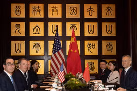 Đại diện Thương mại Mỹ Robert Lighthizer (thứ 2, trái), Bộ trưởng Tài chính Mỹ Steven Mnuchin (trái) và Phó Thủ tướng Trung Quốc Lưu Hạc (phải) tại vòng đàm phán thương mại ở Thượng Hải, Trung Quốc, ngày 31/7/2019. (Ảnh: AFP/ TTXVN)