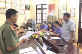 Cơ quan An ninh Điều tra, Công an tỉnh Hà Giang đọc lệnh bắt tạm giam 3 tháng đối với Nguyễn Thanh Hoài, Trưởng phòng Khảo thí và Quản lý Chất lượng thuộc Sở GD&ĐT tỉnh Hà Giang. (Ảnh: Diệu Loan/TTXVN)