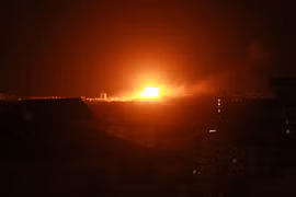 Khói lửa bốc lên sau các cuộc không kích của Israel xuống thành phố Gaza ngày 27/10/2018. (Ảnh: AFP/TTXVN) 