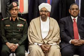 Ông Omar al-Bashir (giữa) lúc là Tổng thống Sudan và Bộ trưởng Quốc phòng Ahmed Awad Ibnouf (trái) tại lễ tuyên thệ nhậm chức của các thành viên nội các ở thủ đô Khartoum ngày 14/3/2019. (Ảnh: AFP/TTXVN) 