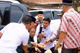 Bộ trưởng Điều phối các vấn đề chính trị, pháp lý và an ninh của Indonesia Wiranto (thứ 2, trái) bị tấn công bằng dao ngày 10/10/2019. (Ảnh: Special/TTXVN)