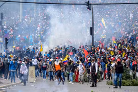 Biểu tình phản đối chính sách khắc khổ của chính phủ tại Quito, Ecuador, ngày 8/10. (Ảnh: AFP/TTXVN)