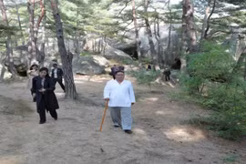 Nhà lãnh đạo Triều Tiên Kim Jong-un (giữa) thị sát khu du lịch núi Kumgang ở bờ biển phía Đông nước này ngày 23/10/2019. (Ảnh: Yonhap/TTXVN)