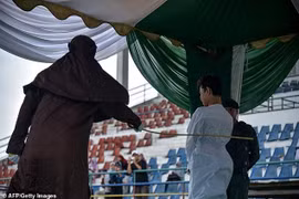 Các đối tượng gây nguy hiểm cho động vật hoang dã sẽ bị xử phạt đánh roi. (Nguồn: AFP/Getty)