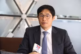Tiến sỹ Lee Jaehyon, Giám đốc Trung tâm ASEAN và châu Đại dương, Viện Nghiên cứu chính sách Asan trả lời phòng vấn. (Ảnh: Hữu Tuyên/TTXVN)