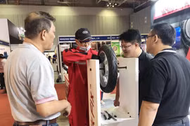 Khách tham quan triển lãm. (Ảnh: Mỹ Phương/TTXVN)