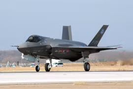 Máy bay F-35 của Tập đoàn sản xuất vũ khí Lockheed Martin trong chuyến bay thử nghiệm tại Fort Worth, Texas (Mỹ). (Ảnh: AFP/TTXVN) 