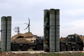 Hệ thống phòng thủ tên lửa S-400 Triumf của Nga tại căn cứ quân sự Hmeimim ở tỉnh Latakia, miền tây bắc Syria ngày 16/12/2015. (Nguồn: AFP/TTXVN)