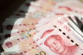 Đồng 100 Nhân dân tệ tại một ngân hàng ở Bắc Kinh. (Nguồn: AFP/TTXVN)