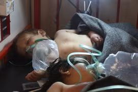 Trẻ em được điều trị trong bệnh viện ở thị trấn Maaret al-Noman, tỉnh Idlib, sau khi bị ảnh hưởng bởi cuộc tấn công bị tình nghi sử dụng vũ khí hóa học ngày 4/4. (Nguồn: AFP/TTXVN)