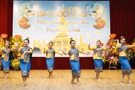 Tiết mục văn nghệ đón mừng Tết cổ truyền Bun Pi-may của nhân dân các dân tộc nước CHDCND Lào do các sinh viên Lào đến từ Học viện Ngoại giao biểu diễn. (Ảnh: Văn Điệp/TTXVN)