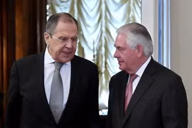 Ngoại trưởng Mỹ Rex Tillerson (phải) đã có cuộc hội đàm với người đồng cấp Nga Sergei Lavrov. (Nguồn: AFP/TTXVN)