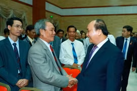 Thủ tướng Nguyễn Xuân Phúc và Phu nhân đến thăm, nói chuyện với cán bộ, nhân viên Đại sứ quán, đại diện cộng đồng, lưu học sinh và doanh nghiệp Việt Nam tại Campuchia. (Ảnh: Thống Nhất/TTXVN)