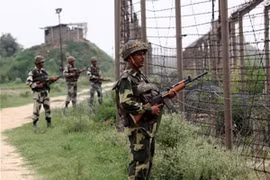 Binh lính Ấn Độ tuần tra tại khu vực biên giới giáp với Pakistan. (Nguồn: AFP)