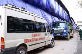 Xe xử lý môi trường của các cơ quan chức năng tại khu vực xảy ra đám cháy tại Công ty Rạng Đông. (Ảnh: Huy Hùng - TTXVN)