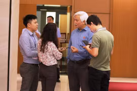 Đại biểu Dương Trung Quốc (Đồng Nai) chia sẻ với báo chí về vụ 39 người lao động bị chết ở Anh. (Ảnh: M.M/Vietnam+)