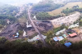 Hoạt động tuyển rửa xít than ngay bên ngoài khu vực Mỏ than Phấn Mễ, thành phố Thái Nguyên. (Ảnh: P.V/Vietnam+)