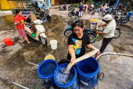 Toàn cảnh khu vực nhà máy nước sông Đà - tâm điểm của sự cố xả dầu thải. (Ảnh: PV/Vietnam+)