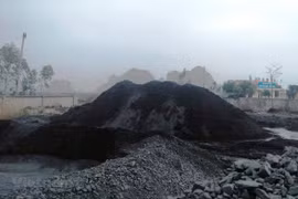 Xít than được tập kết trước cửa Cụm công nghiệp Cẩm Thịnh, thành phố Cẩm Phả, tỉnh Quảng Ninh. (Ảnh: P.V/Vietnam+)