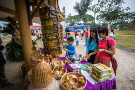 Du khách tham quan các gian hàng trưng bày đặc sản sông nước chợ miền Tây Nam Bộ ngay tại không gian tái hiện một phần hình ảnh “Văn hóa Chợ nổi Cái Răng - Di sản văn hóa phi vật thể cấp quốc gia”. (Ảnh: Trọng Đạt/TTXVN)